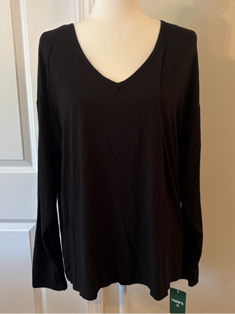 New With Tags HALARA Black V-Neck Long Sleeve Tee Women’s Size XL